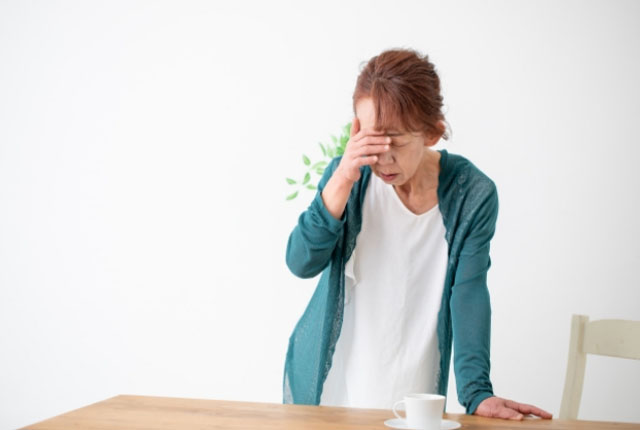 頭を抑える女性