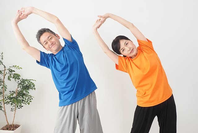 準備運動をしている夫婦