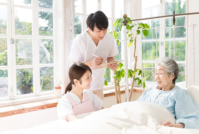 自宅で診療を受けている様子