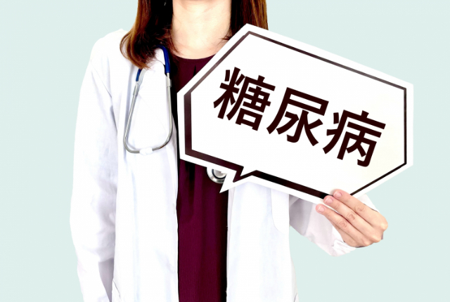 糖尿病のプレートを持つ女医