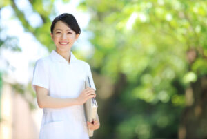 自然の中で微笑む女性
